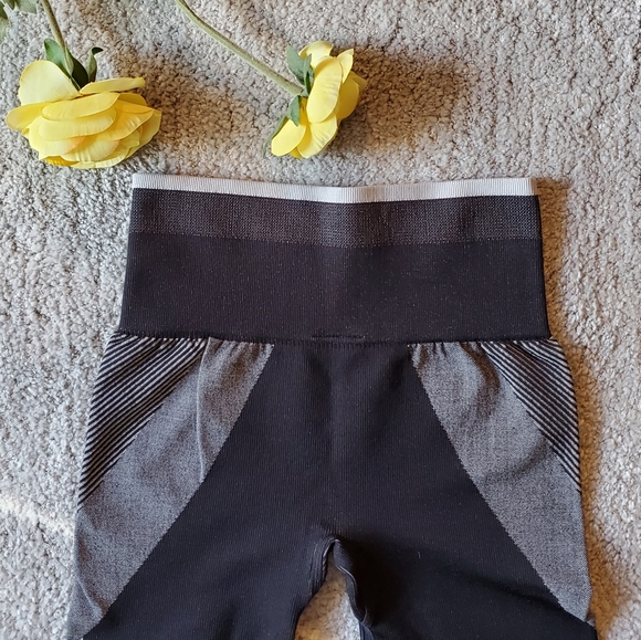 Victoria's Secret Pink black leggings - Picture 3 of 5